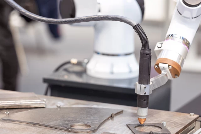 Laser-welding-and-robotic-arms-JP