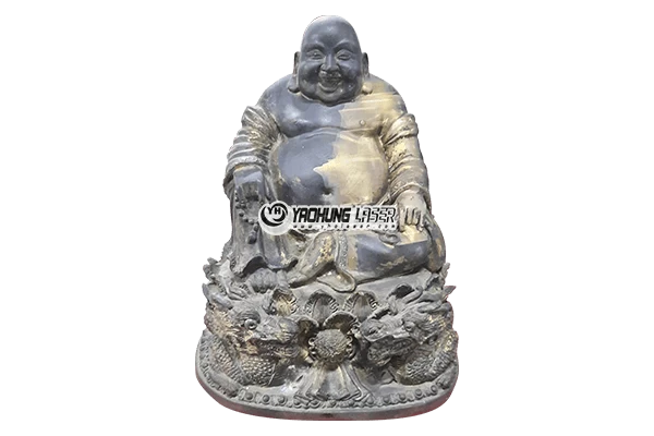 仏像へのレーザー精密洗浄で汚れや酸化膜を除去し、本来の金属光沢を復元、文化財修復と繊細な工芸効果を示す。