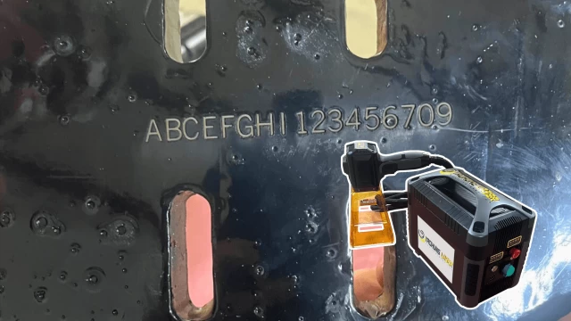 ポータブルレーザーマーキング機黒鉄彫刻-動画サムネイル