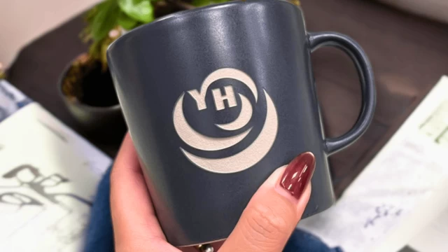 セラミックマグカップ ロゴレーザー彫刻デモ