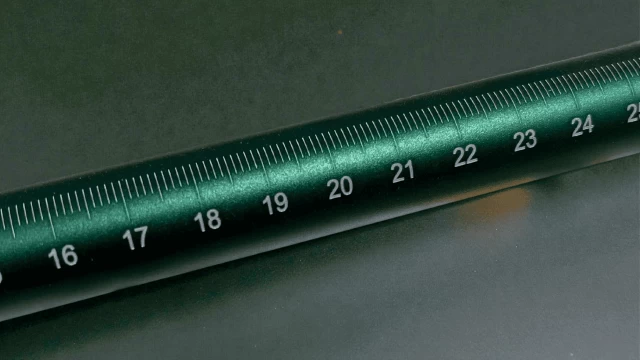 レーザーマーキング 長尺パイプ定規彫刻デモ 動画サムネイル